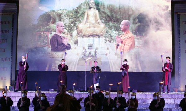 Phật tử chùa Tân Hải thắp nến tri ân kỷ niệm 713 năm Phật Hoàng Trần Nhân Tông nhập niết bàn