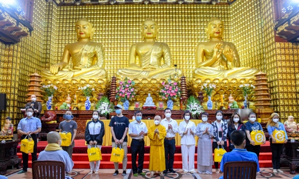 Lễ xuất quân cho 50 tình nguyện viên Phật giáo tham gia chống dịch tại bệnh viện hồi sức Covid-19