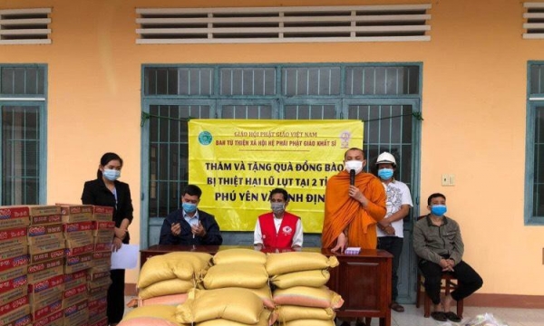Ban Từ thiện - Xã hội Hệ phái Phật giáo Khất sĩ tặng 1.000 suất quà đến bà con vùng bão lũ