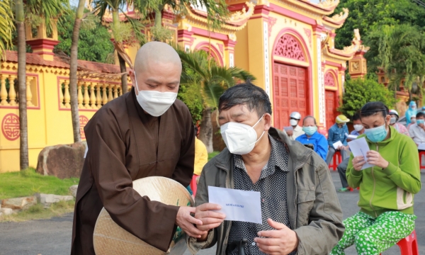 Quỹ từ thiện chùa Thiên Quang trao quà hỗ trợ  người khuyết tật trong dịch Covid-19
