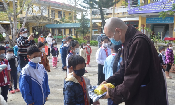 Lễ cầu an và tặng quà cho đồng bào Phật tử dân tộc thiểu số tại A Lưới