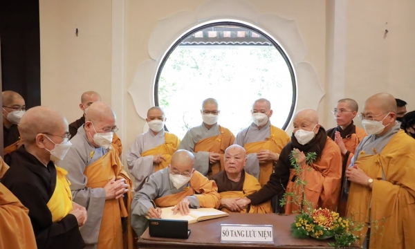 Phân ban Ni giới Trung ương viếng tang Thiền sư Thích Nhất Hạnh