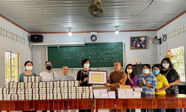 Ban Từ thiện Xã hội Phật giáo thị xã Phú Mỹ cúng dường Kinh sách cho Tăng Ni sinh Trường TCPH Đại Tòng Lâm