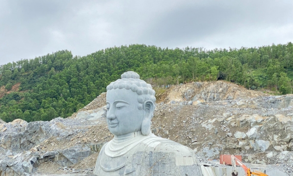Tháng Giêng tại ngôi chùa không sư thầy nằm lặng lẽ bên bức tượng Phật ở sâu trong lòng núi