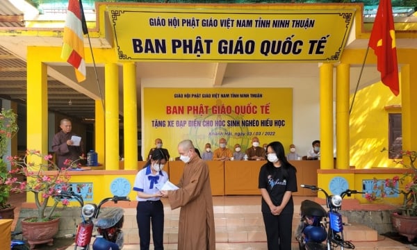 Ninh Thuận: Ban Phật giáo quốc tế tặng xe đạp điện cho học sinh nghèo hiếu học