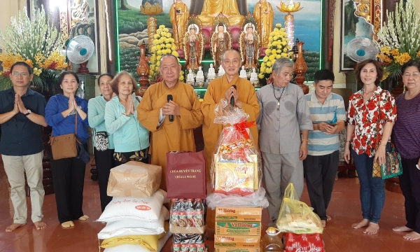 Trung Tâm Nhân Đạo Từ Tâm thăm Chùa Long Quang và tặng quà cho dân nghèo An Giang