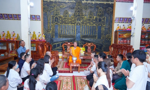 Trà Vinh: Hội Pháp Hoa Ấn Quang TP.HCM trao tặng 200 phần quà Tết Chôl Chnăm Thmây