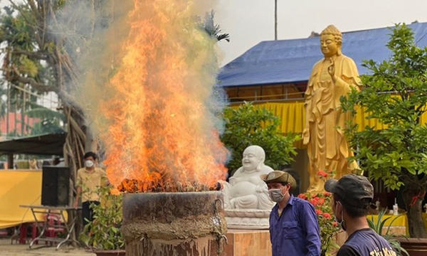 Lễ rót đồng đúc tôn tượng Đức Bổn sư Thích Ca Mâu Ni Phật tại chùa Trà Đông