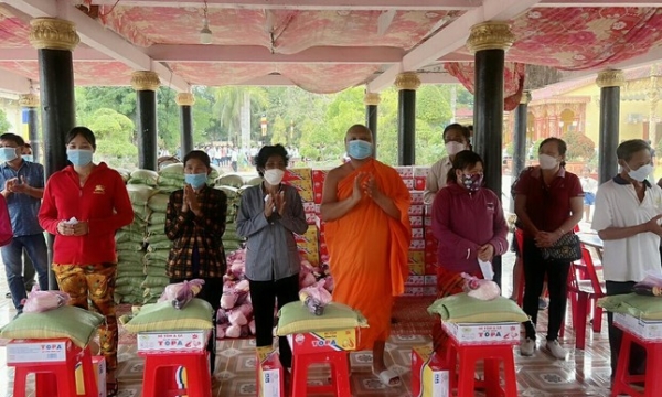 Trà Vinh: Chùa Prơm trao tặng 200 phần quà nhân Tết Chôl Chnăm Thmây