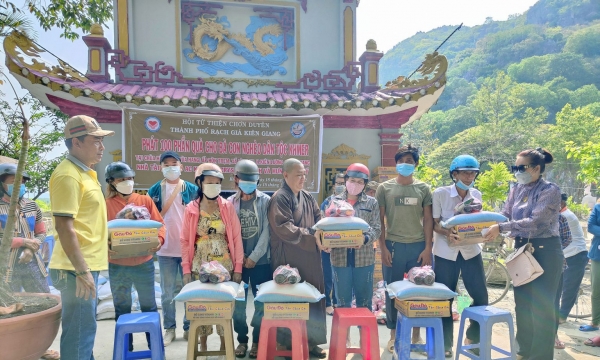Kiên Giang: Chùa Hải Sơn (chùa Hang) trao tặng 100 phần quà cho người dân có hoàn cảnh khó khăn