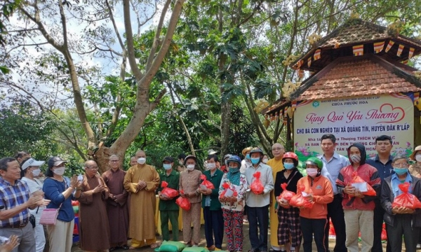 Chùa Phước Hoa tặng 150 phần quà đến người nghèo nhân mùa Phật đản