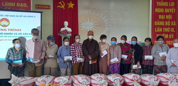 Đồng Tháp: Phật giáo huyện Châu Thành tặng quà hộ nghèo