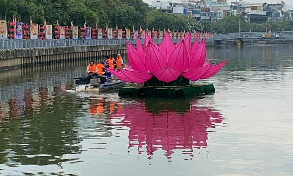 TP.HCM: Tu viện Quan Âm hạ thủy 7 đóa hoa Sen mô hình trên kênh Nhiêu Lộc