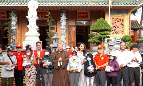Chùa Huệ Hương tặng quà từ thiện nhân Đại lễ Phật đản Phật lịch 2566