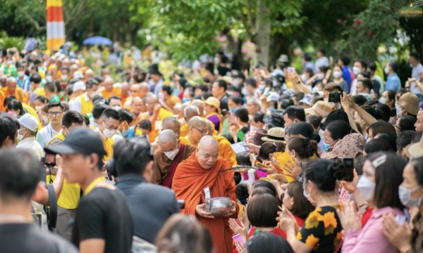 Hàng vạn người tham gia Đại lễ Phật đản chùa Ba Vàng 2022