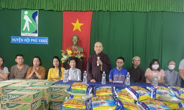 Huế: Hòa thượng Thích Kế Chơn tặng quà từ thiện nhân dịp Phật Đản