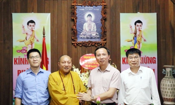 Ban Tôn giáo Chính phủ đến thăm và chúc mừng Đại lễ Phật đản tại chùa Liên Phái