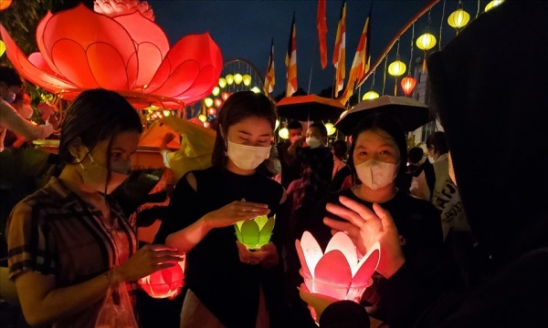 Người dân TP.HCM đội mưa thả đèn hoa đăng mừng Đại lễ Phật đản tại chùa Pháp Hoa