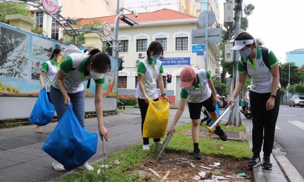 Câu lạc bộ 'Thực hành sống xanh' nhặt rác bảo vệ môi trường