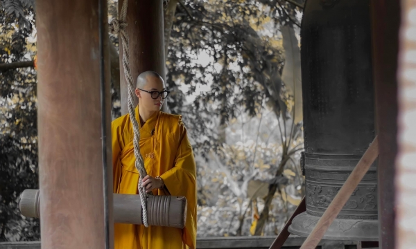 Phật vẫn điềm nhiên tĩnh lặng trên đài sen - con an yên đi qua ngày gian khó