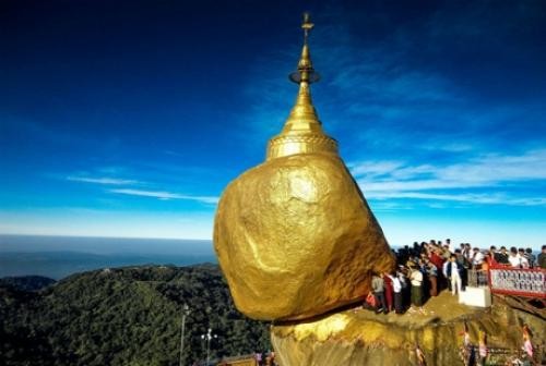 Cận cảnh ngôi chùa ở Myanmar chênh vênh trên mép tảng đá vàng