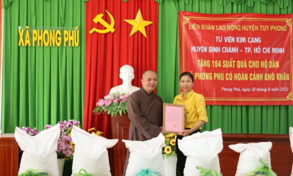 Bình Thuận: Tu viện Kim Cang trao tặng quà và bảo hiểm y tế cho bà con nghèo