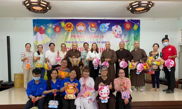 “Đêm Hội Trăng Rằm 2022 - Đêm lan tỏa tình yêu thương” đã diễn ra tại chùa Ấn Quang.