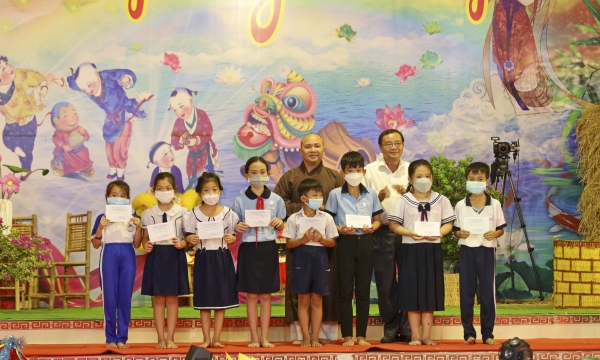 Ban từ thiện xã hội Phật giáo huyện Bình Chánh tổ chức trao quà, học bổng cho các em thiếu nhi tại địa phương