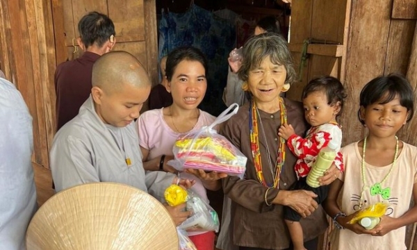 Chùa Từ Ân trao 300 phần quà đến đồng bào S'Tiêng tại tỉnh Bình Phước