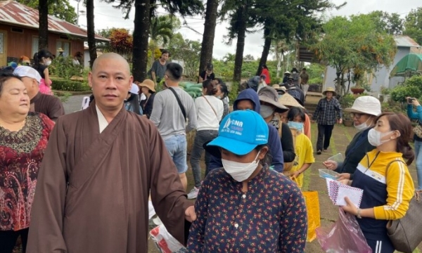 Lâm Đồng: Chùa Linh Châu (TP.HCM) trao tặng 350 phần quà hỗ trợ người dân có hoàn cảnh khó khăn tại huyện Di Linh