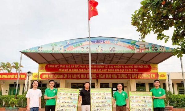 Chúng thanh niên Phật tử Phật Quang Thanh Hóa: Treo tranh nhân quả tại các trường học
