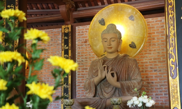 Đức Phật lắng nghe từng câu sám hối, cảm thông từng giọt nước mắt muộn màng