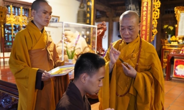 Hà Nội: Lễ thế phát xuất gia cho 2 thanh niên Phật tử tại chùa Bằng