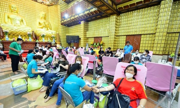 Tăng Ni và Phật tử hiến tặng 316 đơn vị máu nhân đạo tại chùa Giác Ngộ