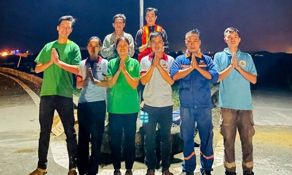Chúng thanh niên Phật tử Phật Quang Hà Tĩnh: Lắp đèn năng lượng mặt trời cho người dân