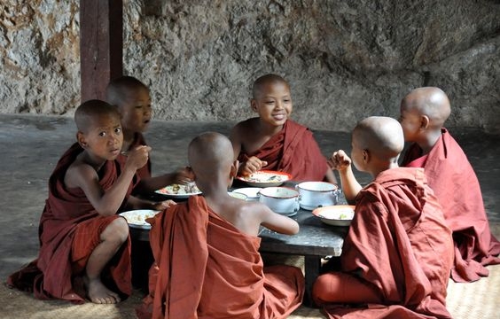 Phật dạy: Ăn đúng giờ có năm lợi ích