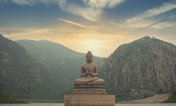 Con đường trung đạo Đức Phật dạy là gì?