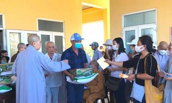 Phật giáo Trà Vinh trao 400 suất quà đến người mù tại Thừa Thiên Huế