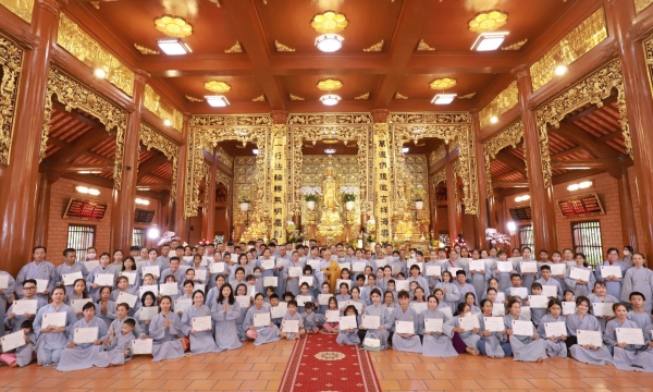 Gần 400 Phật tử Quy y Tam bảo tại chùa Thiên Quang