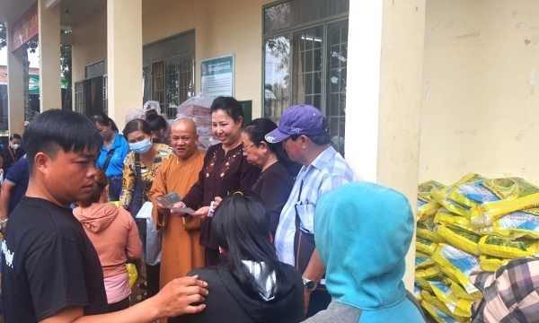 Bình Phước: Chùa Vân Sơn trao quà cho bà con hộ nghèo tại xã Lộc An, huyện Lộc Ninh