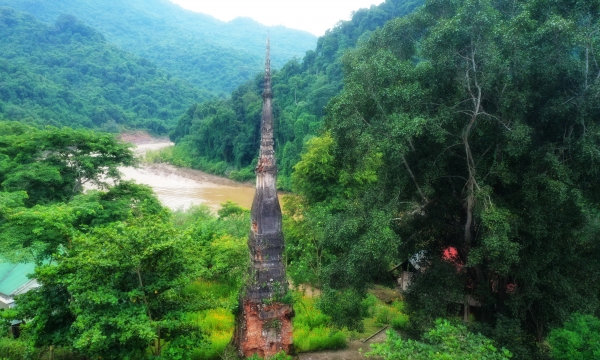 Tháp Phật giáo cổ dầm giãi mưa nắng ở biên giới xứ Nghệ
