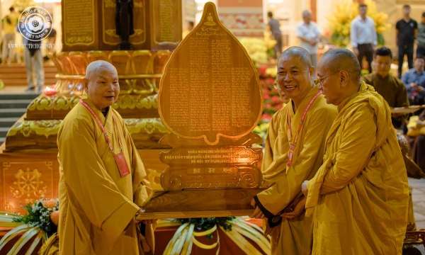 Khóa lễ tụng kinh Chuyển Pháp luân và thắp nến cầu nguyện trước thềm Đại hội Phật giáo lần IX