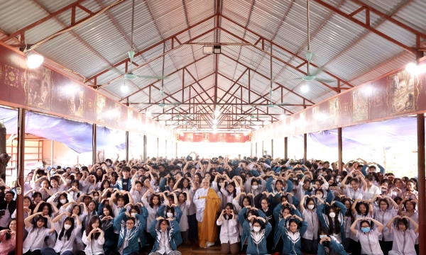 Ni sư Hương Nhũ thuyết giảng cho hơn 500 bạn trẻ tại chùa Cổ Am (Hưng Yên)