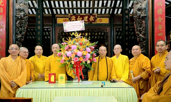Tăng Ni Phật giáo tỉnh Bình Dương đảnh lễ, khánh hỷ đến HT. Thích Huệ Thông