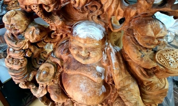Tượng Phật Di Lặc đóng tuyết lung linh giữa mùa đông