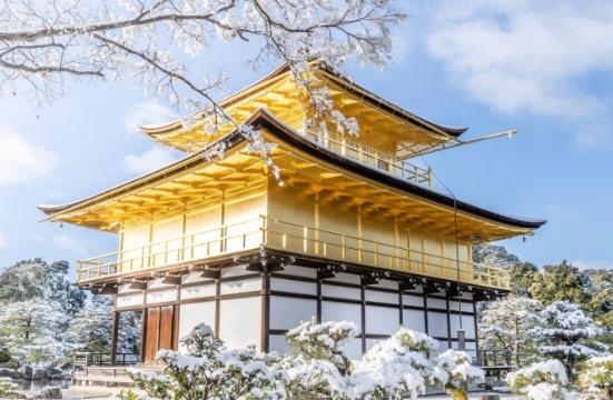 Ngôi chùa dát vàng nổi bật trên tuyết trắng ở Nhật Bản