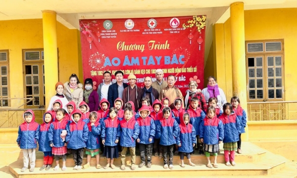 Các chùa tỉnh Bình Phước tặng hơn 1.000 phần quà cho học sinh tỉnh Sơn La