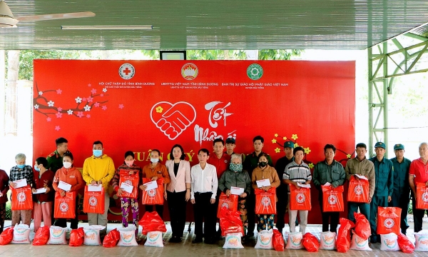 Bình Dương: Phật giáo huyện Dầu Tiếng tặng quà Tết cho người nghèo nhân dịp Tết cổ truyền 2023