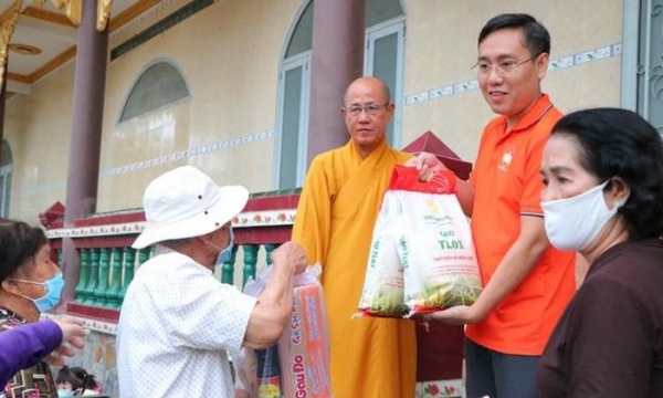 Chùa Huê Nghiêm (TP.Thủ Đức) tặng quà nhân dịp Xuân Quý Mão