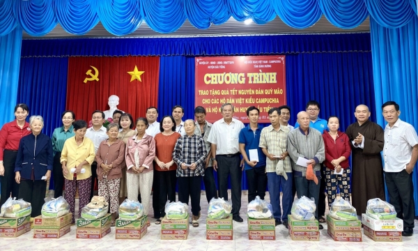 Bình Dương: Tặng quà Tết đến các hộ dân Việt kiều Campuchia và các hộ khó khăn tại huyện Dầu Tiếng